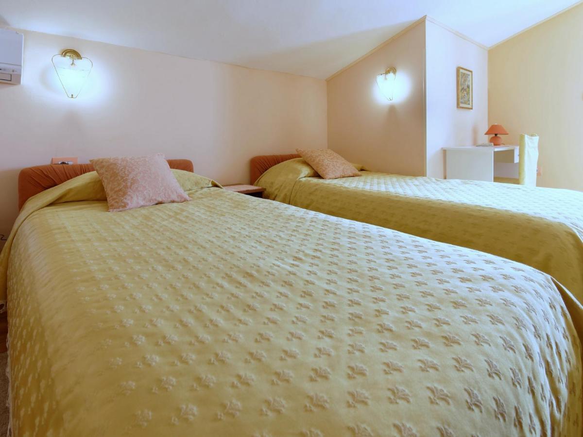 Holiday Home Nevena Buje Buitenkant foto