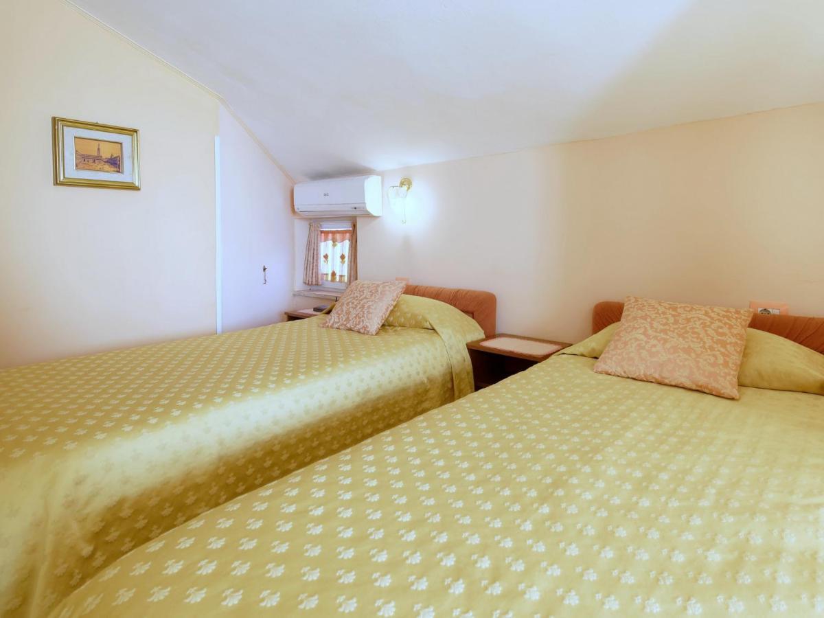 Holiday Home Nevena Buje Buitenkant foto