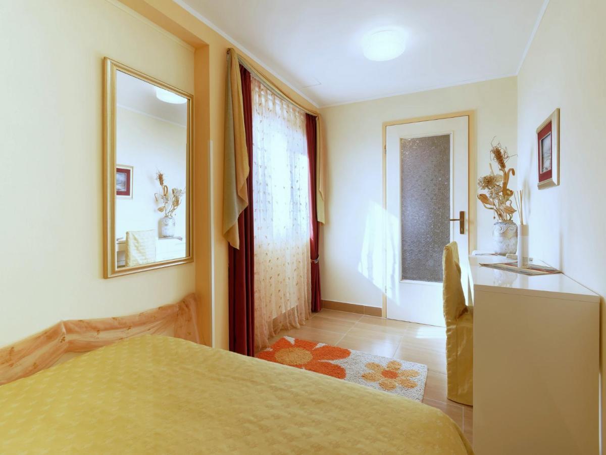 Holiday Home Nevena Buje Buitenkant foto