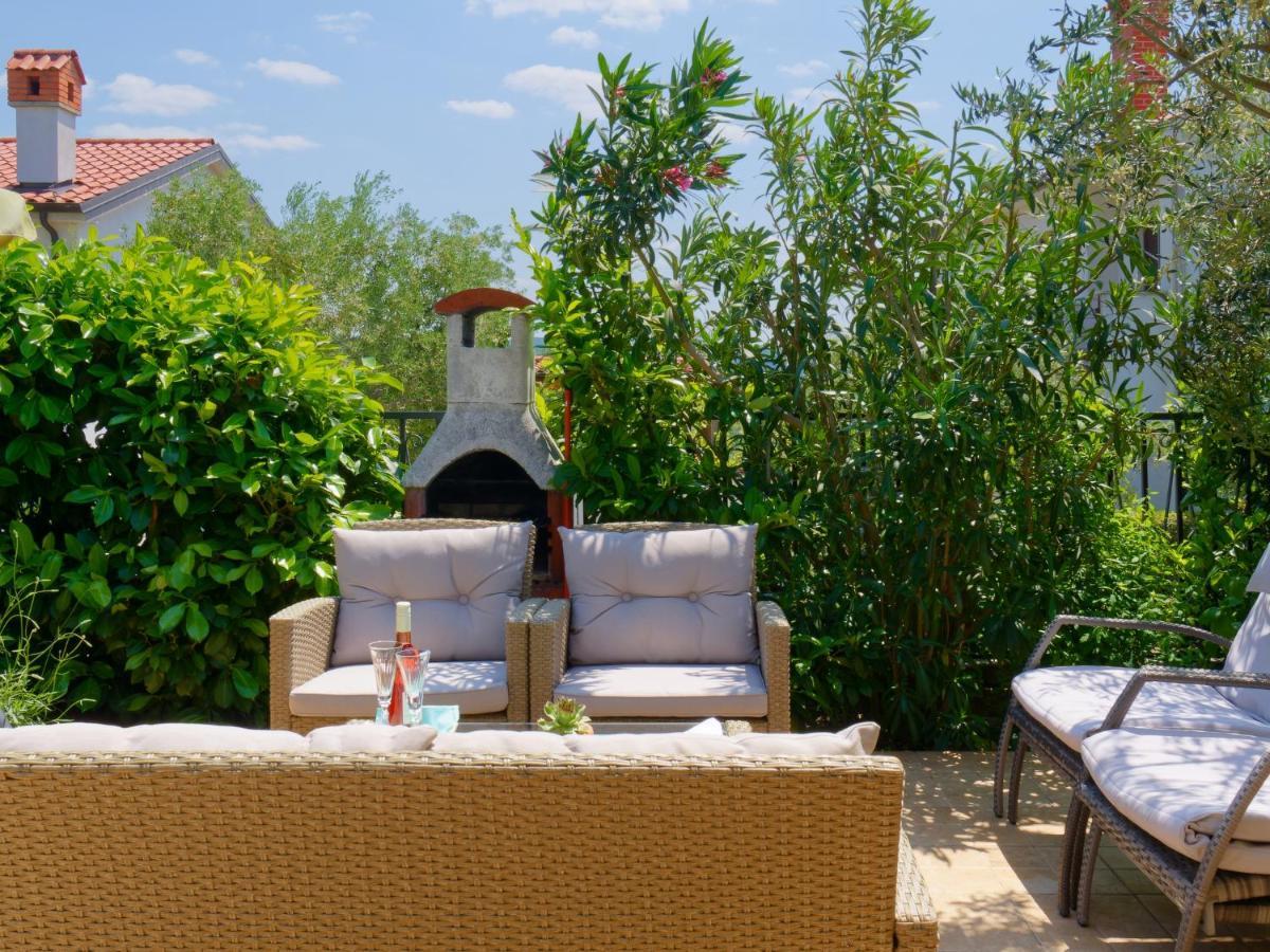 Holiday Home Nevena Buje Buitenkant foto